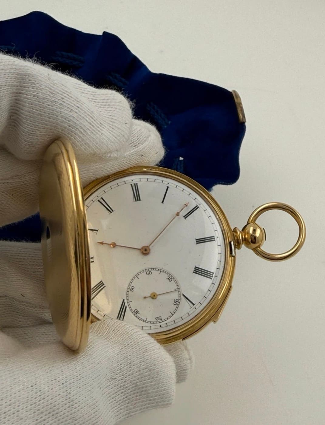 Antike Savonnette-Taschenuhr in Gelbgold mit geöffnetem Sprungdeckel aus unserem Bestand